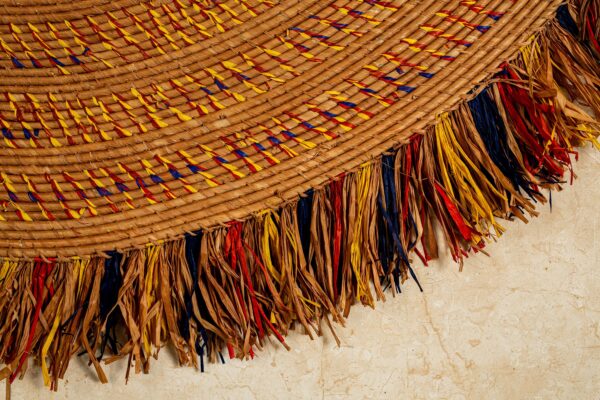 runder Teppich aus Ladina (Bast) in Handarbeit geflochten, reine Naturfasern, Raffia Teppich, 150cm Durchmesser, mit Fransen, 2 Modelle - Braun bunt – Bild 4