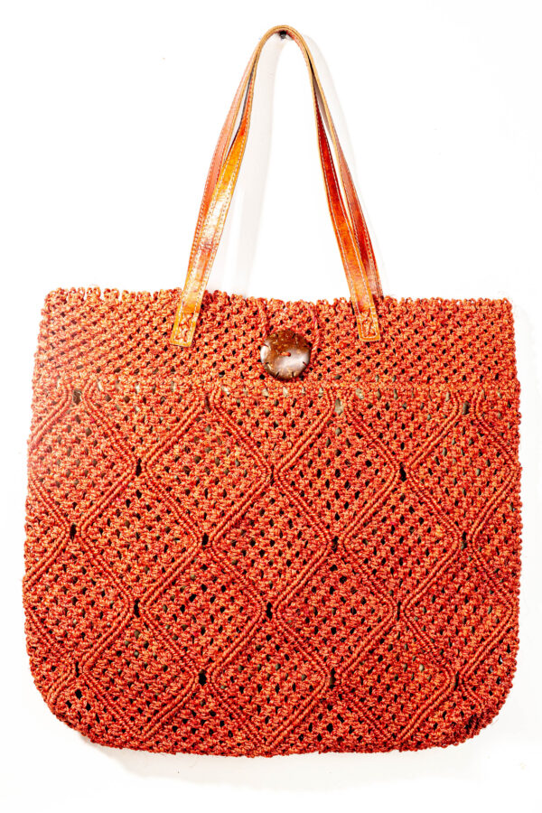 handgehäkelte Sisaltasche mit Markame-Elementen und Lederhenkel - Rot