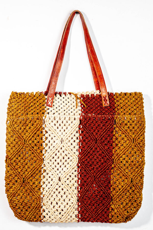 handgehäkelte Sisaltasche mit Markame-Elementen und Lederhenkel - Gestreift (Rückseite)