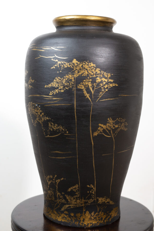 schwarze Vase mit goldenen Akzenten