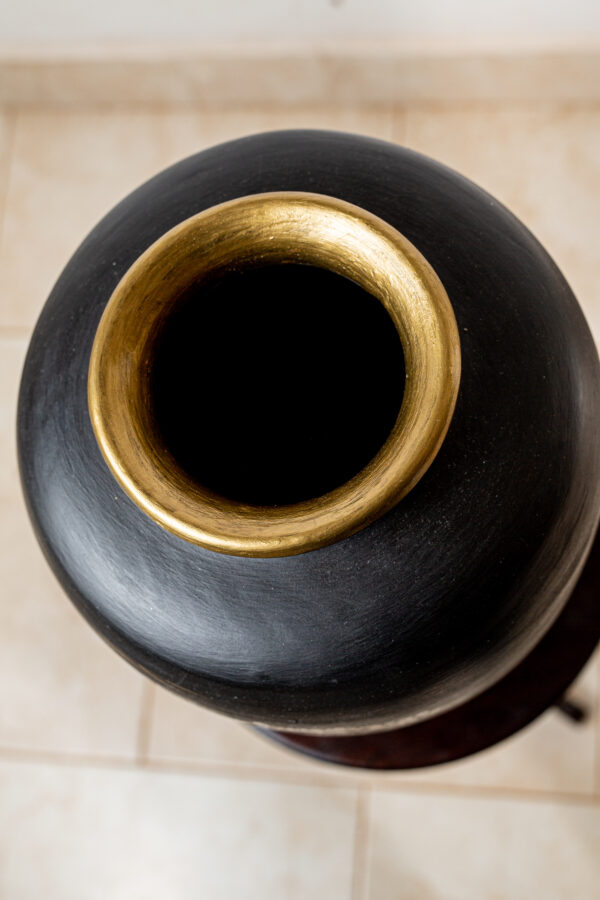Handgefertigte und handbemalte Tonvase aus Madagaskar - schwarz, mit goldenen Akzenten – Bild 4