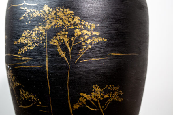 Handgefertigte und handbemalte Tonvase aus Madagaskar - schwarz, mit goldenen Akzenten – Bild 3