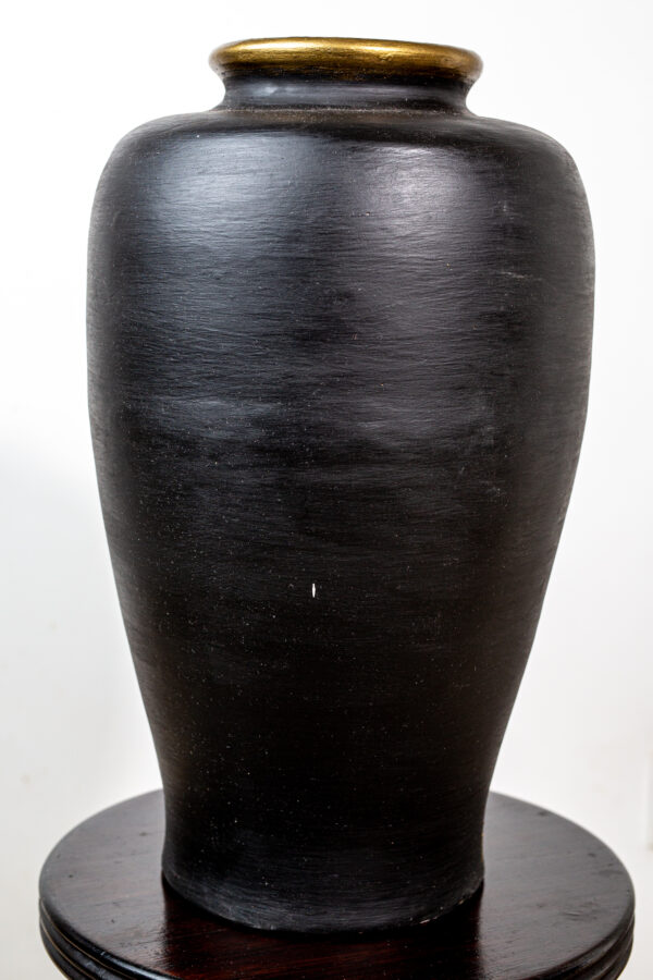 Handgefertigte und handbemalte Tonvase aus Madagaskar - schwarz, mit goldenen Akzenten – Bild 5