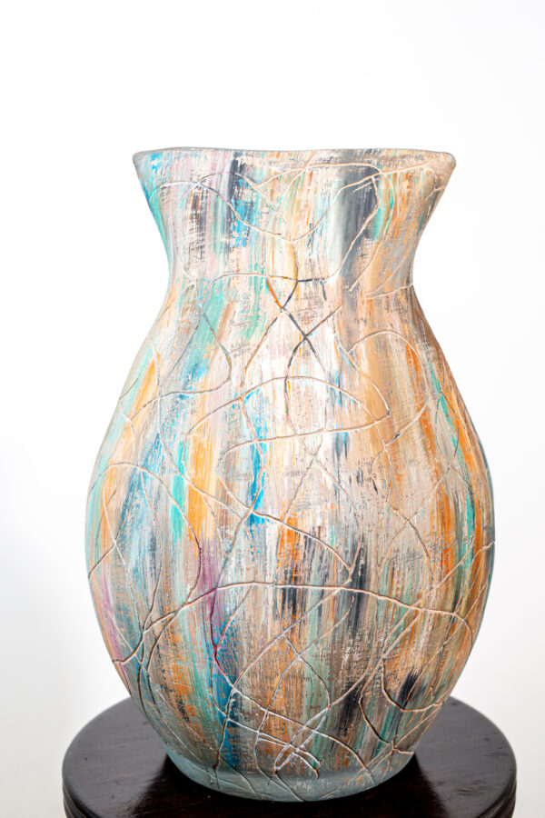 Handgefertigte und handbemalte Tonvase aus Madagaskar - bunt, mit abstraktem Liebespaar – Bild 4