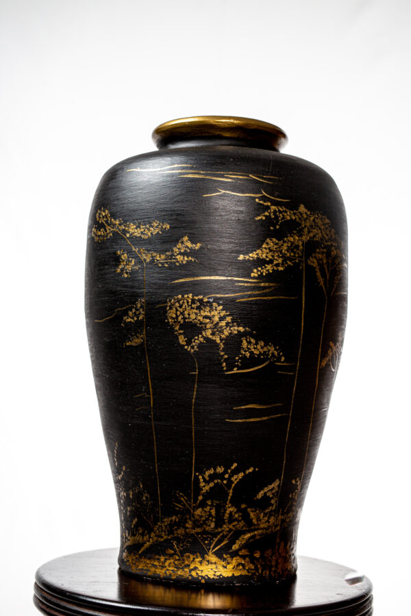 Handgefertigte und handbemalte Tonvase aus Madagaskar - schwarz, mit goldenen Akzenten – Bild 2