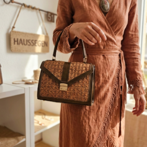 Leder Handtasche mit gehäkelten Raffia-Details